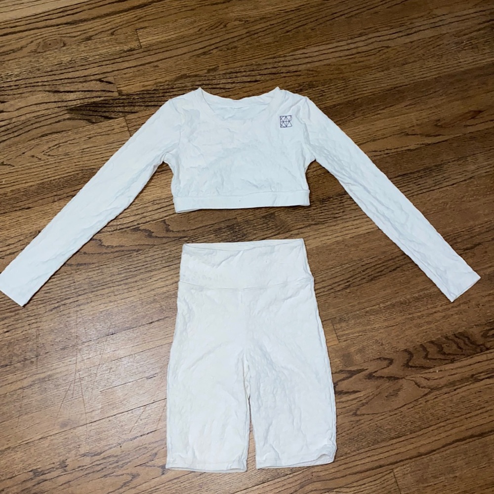 White cheetah athletic set
